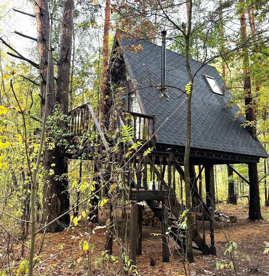 Sherwood Tree House — romantic A-frame house in the forest